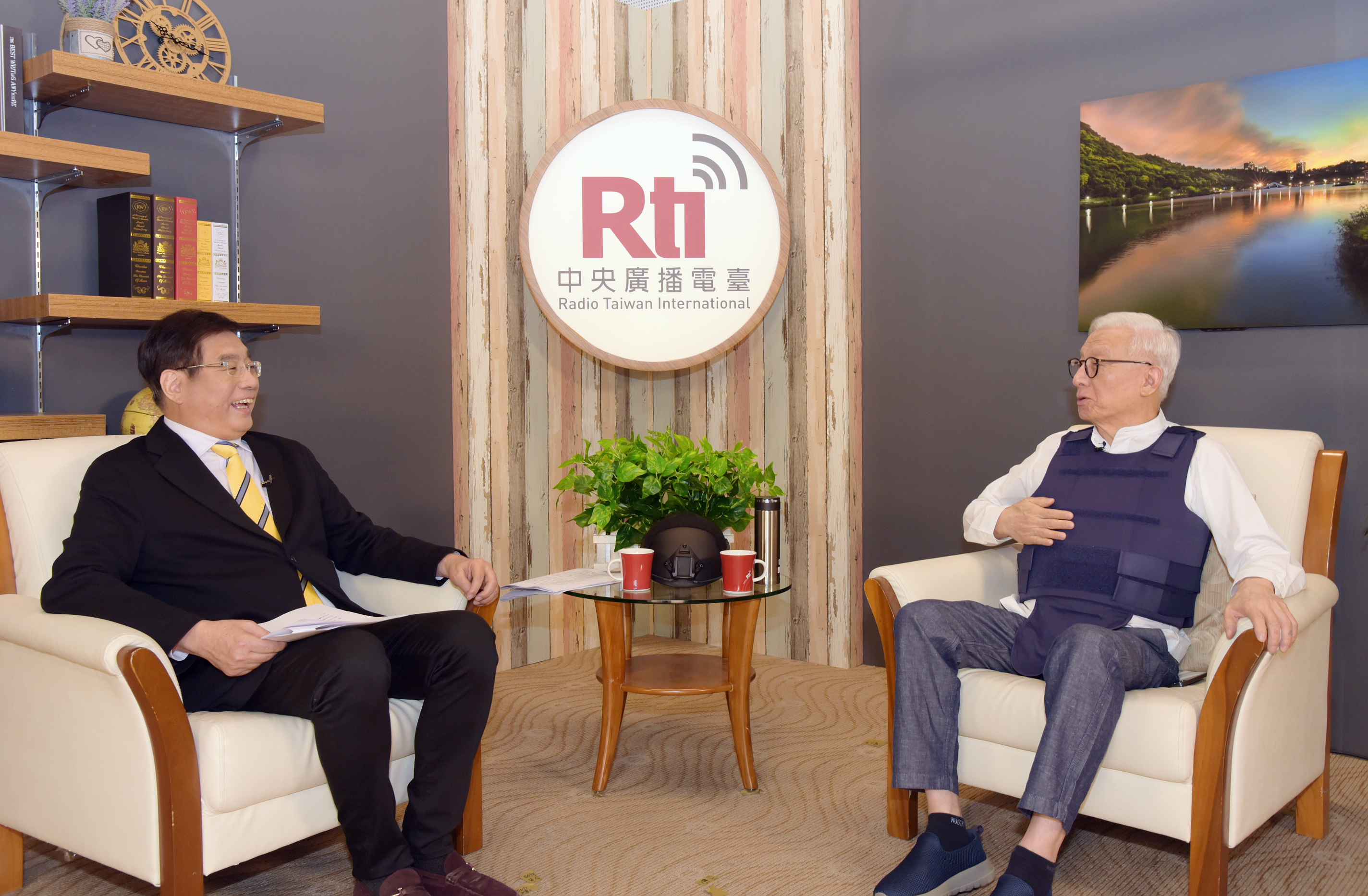 聯電創辦人曹興誠(右)16日接受央廣「為人民服務-楊憲宏時間」節目訪問，呼籲台灣一定要團結意志，對抗中共殭屍病毒。(江麗華 攝)