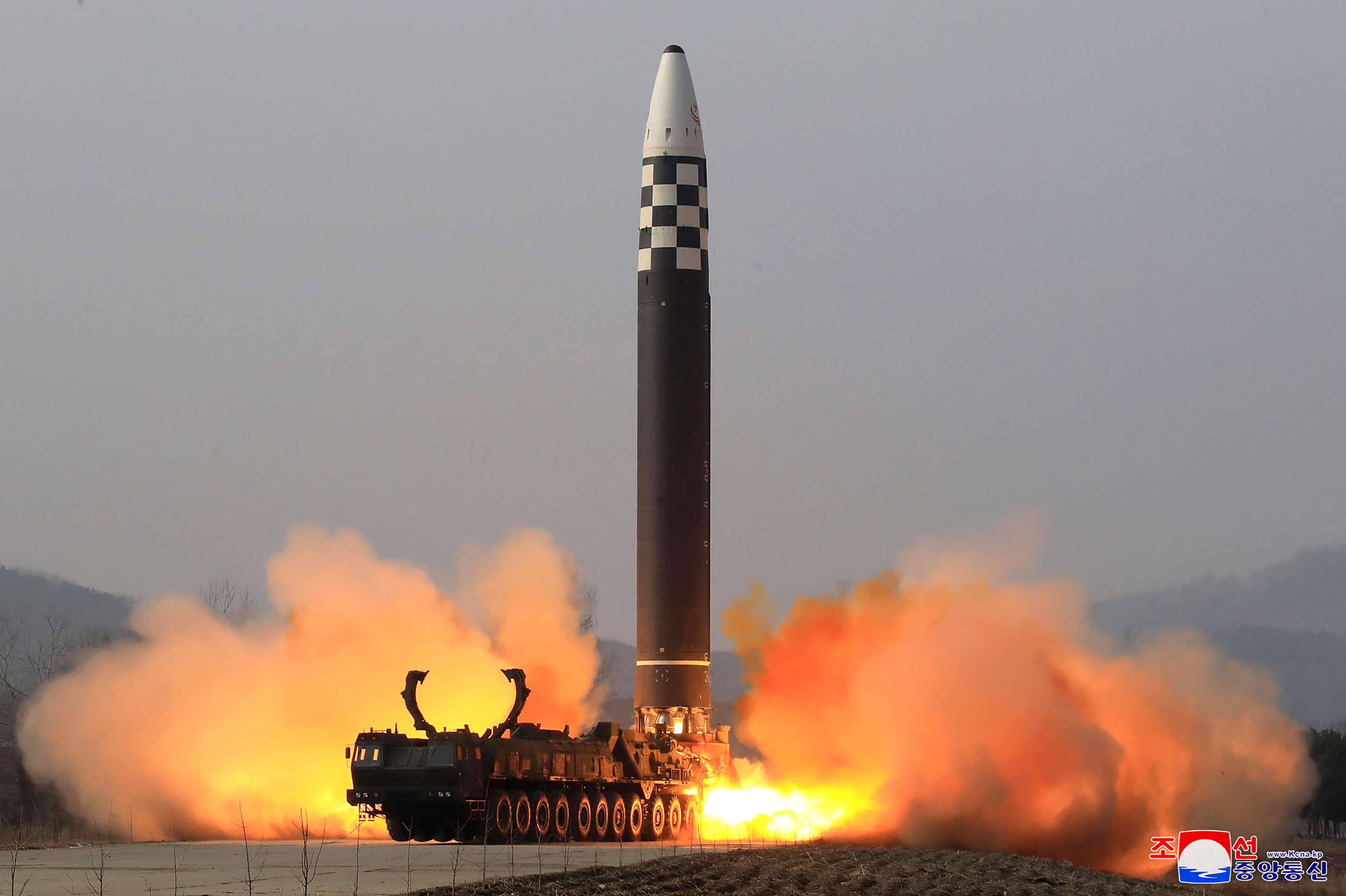 首爾軍方表示，北韓28日發射了2枚短程彈道飛彈。圖為北韓洲際彈道飛彈。(AFP)