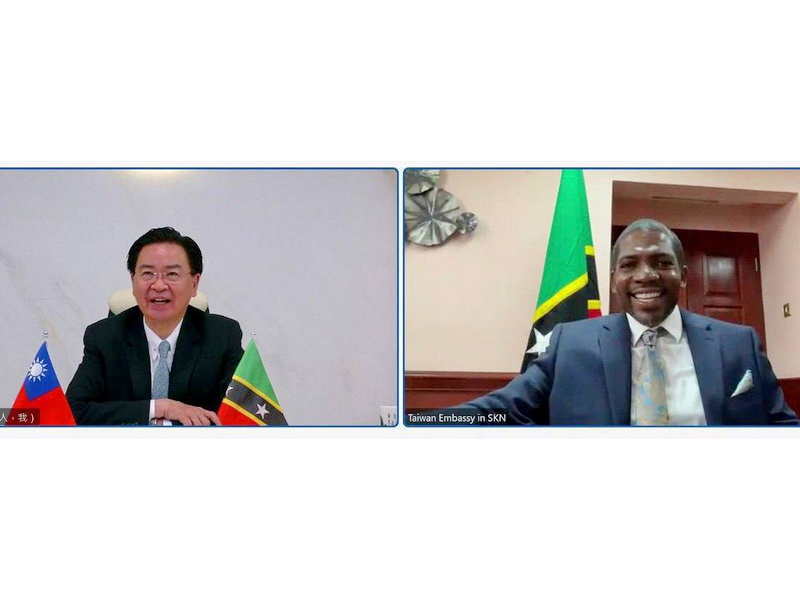 外交部長吳釗燮(左)15日與聖克里斯多福及尼維斯新任總理德魯(Terrance Drew，右)視訊通話 (外交部提供)