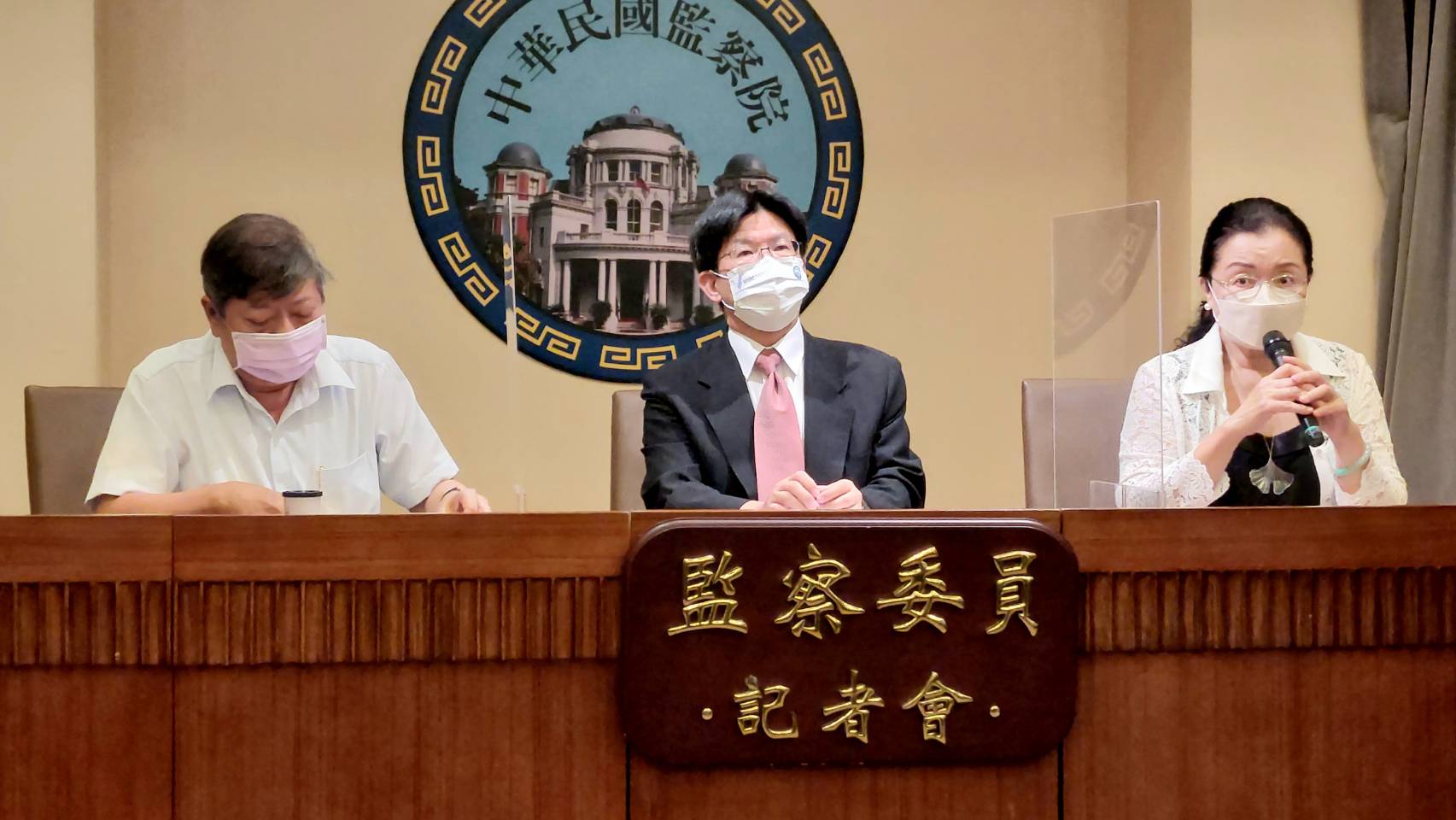 針對台東縣政府買回美麗灣開發案建物，監察院通過糾正縣府，監委趙永清(左起)、高涌誠、田秋堇17日召開記者會說明。(歐陽夢萍 攝)