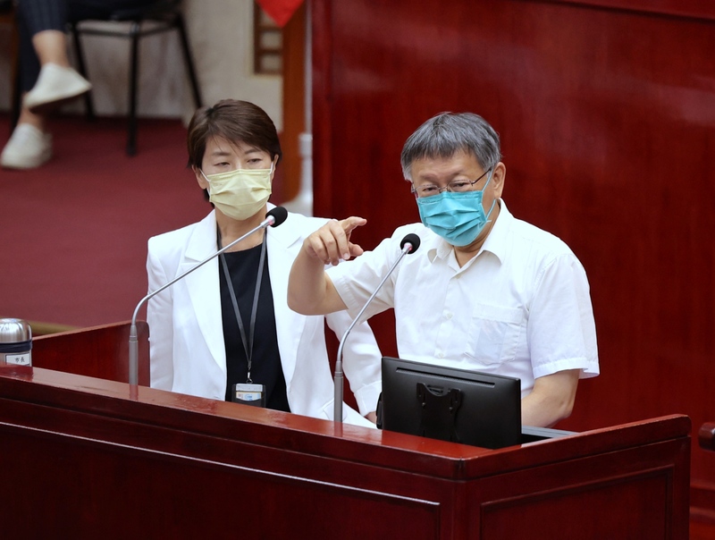 台北市長柯文哲(右)17日下午列席市議會，報告112年度市府施政計畫、112年度台北市總預算案歲入歲出暨附屬單位預算案等，並與副市長黃珊珊（左）備詢。(圖：中央社)