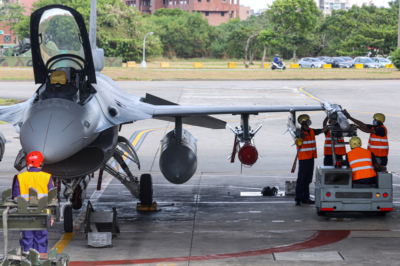 圖為去年8月空軍花蓮第五戰術混合聯隊公開展示F16V戰機「潛力裝掛」作業，由地勤人員將魚叉飛彈、AIM-120先進中程空對空飛彈等戰備武器掛載上機。 (圖：中央社檔案照片)