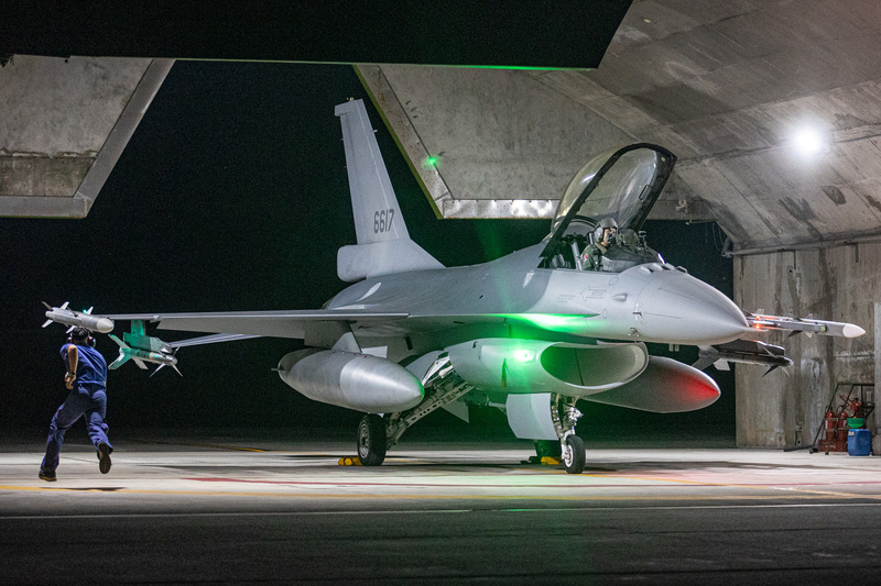 駐守花蓮的空軍第五戰術混合聯隊17日晚間模擬基地接到空軍作戰指揮部指令，F-16V戰機在6分鐘內實施緊急起飛。(圖：中央社)