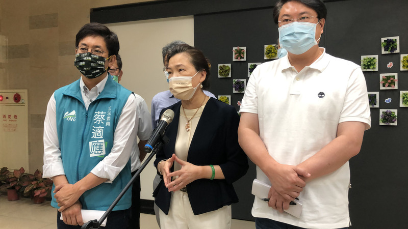 經濟部長王美花(中)17日晚間表示，已在貢寮溪流上游找到一處深潭並調派抽水機抽水，每天可抽取5000噸到1萬噸水源，國軍也會提供淨水車支援。(圖：中央社)