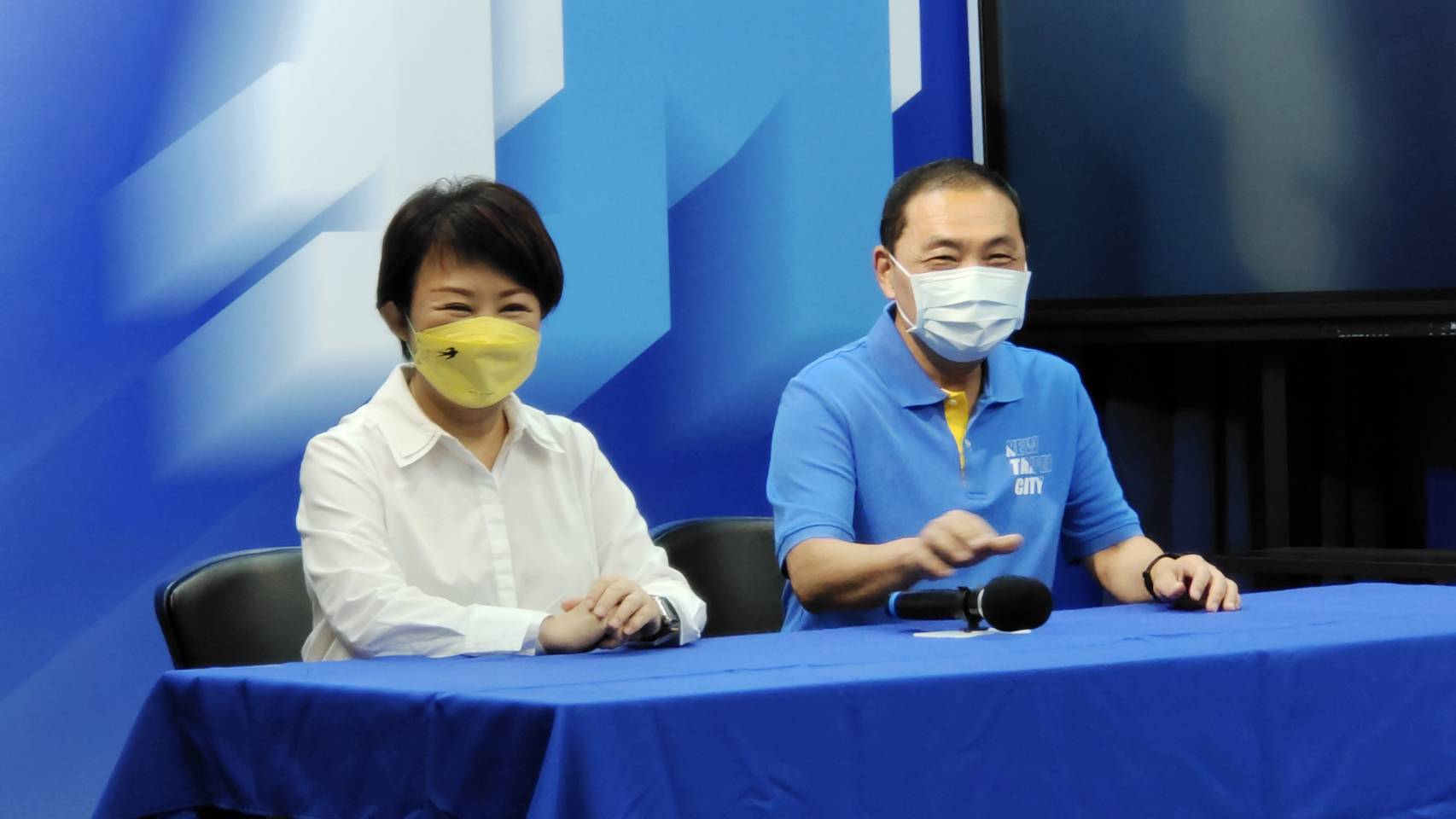 國民黨提名新北市長侯友宜(右)、台中市長盧秀燕(左)競選連任，兩人都表示會善盡輔選責任。(王韋婷攝)