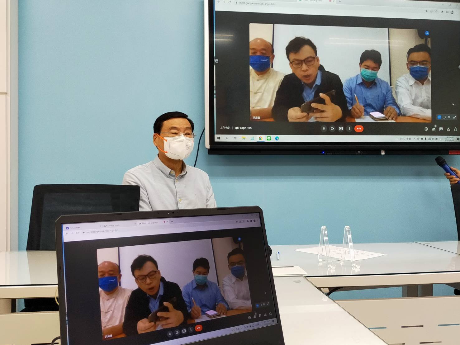 人在柬埔寨的立委鄭正鈐、洪孟楷及吳斯懷，17日與國民黨立法院黨團視訊連線說明柬埔寨國人受害現況。(國民黨團提供)