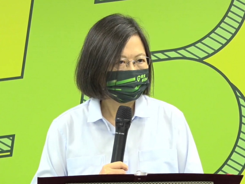 兼任民進黨主席的蔡英文總統17日呼籲民進黨的21位縣市長參選人要全力衝刺，一起爭取人民最大的支持。(圖擷自民進黨臉書)