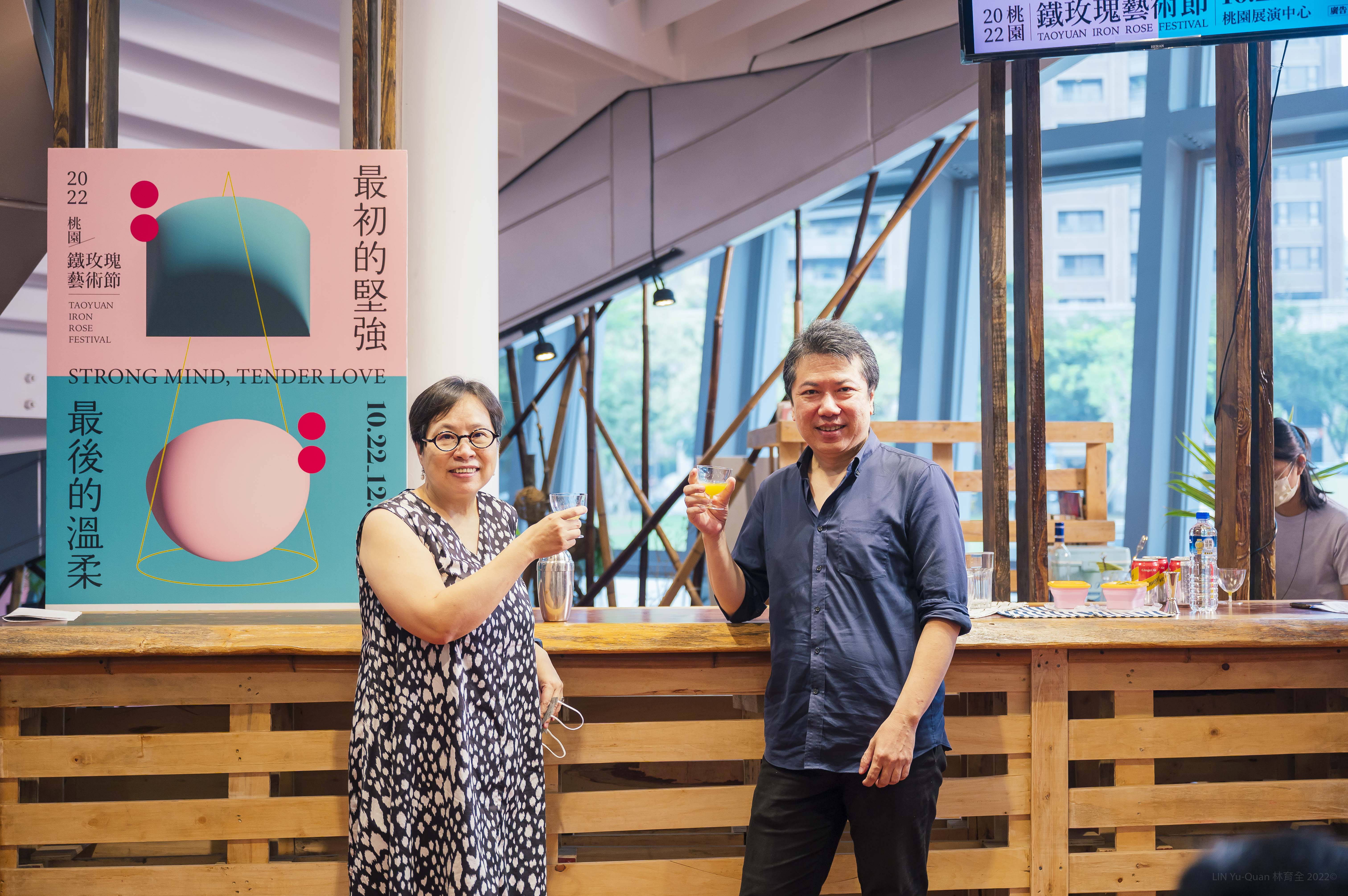 「桃園鐵玫瑰藝術節」自2018年起由策展人耿一偉(右)擔任策展人，2023年起則將正式交棒給前兩廳院藝術總監李惠美(左)接力，擴大鐵玫瑰藝術節的文化力與影響力。(桃園鐵玫瑰藝術節提供)