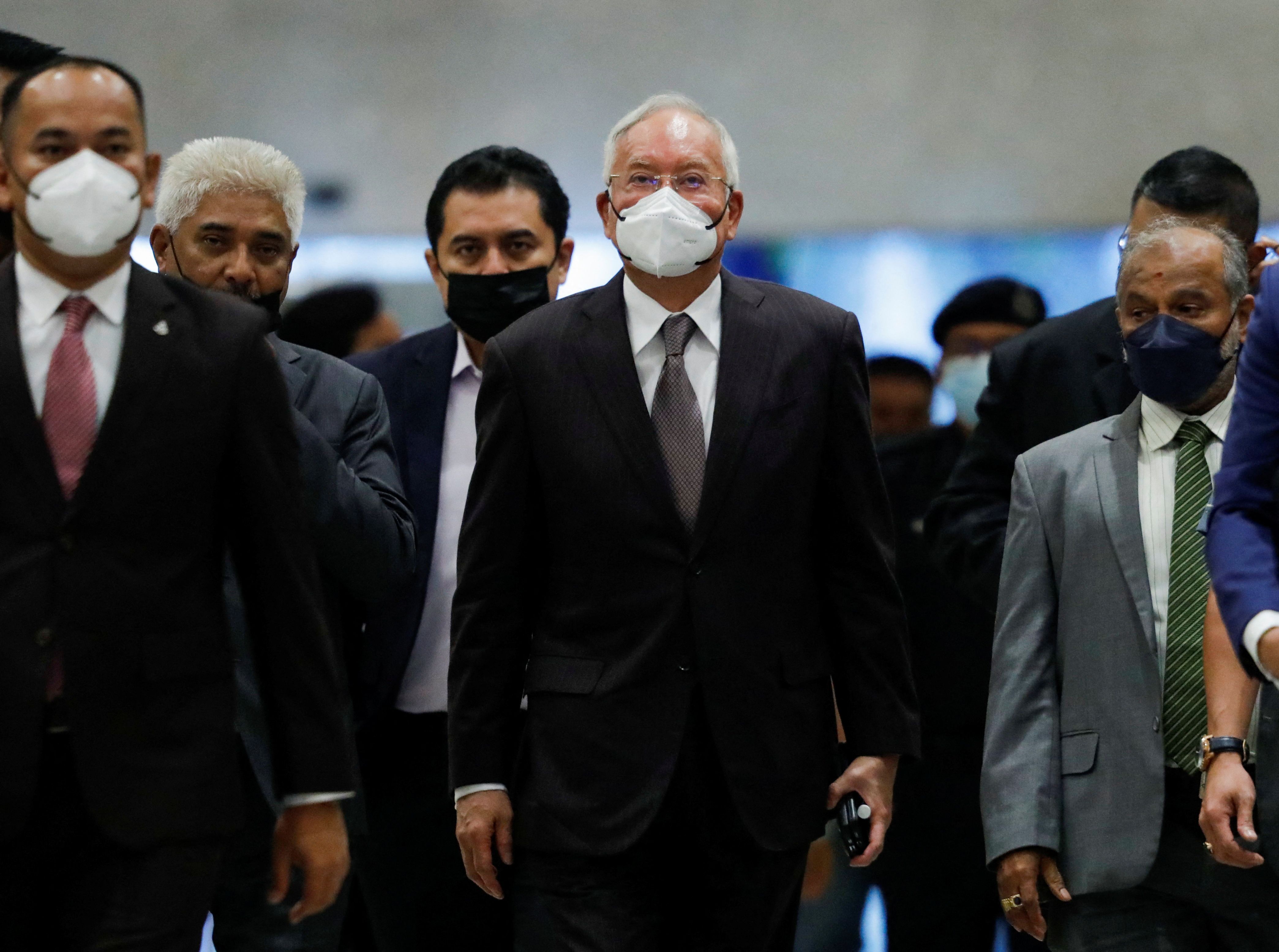 馬來西亞前首相納吉(Najib Razak)(中)18日抵達聯邦法院。(路透社/達志影像)