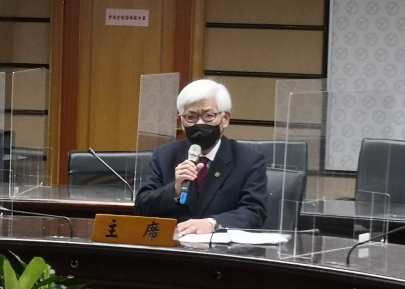 中選會主委李進勇表示，應避免戴候選人發的口罩進場投票，如戴候選人口罩恐涉及競選或助選行為。（資料照/劉玉秋 攝）