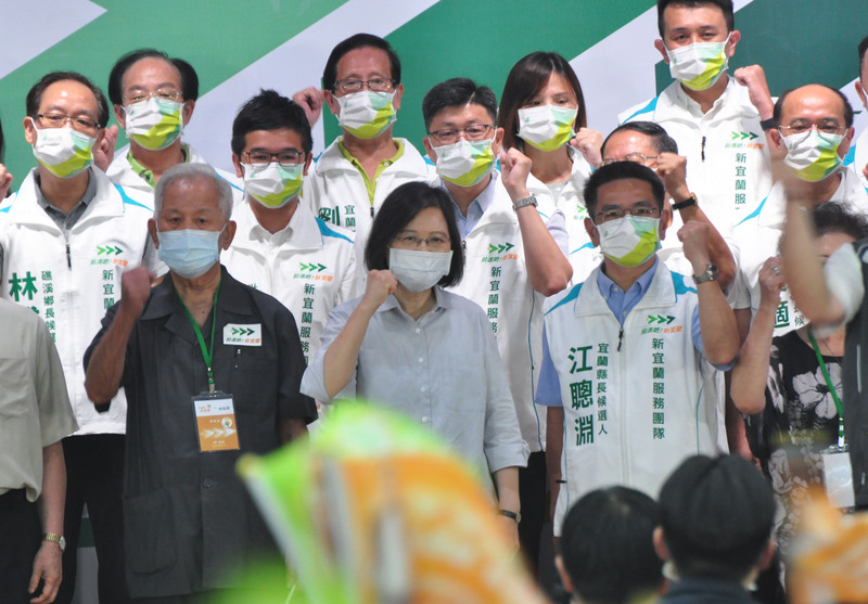 民進黨主席蔡英文(前中)18日前往宜蘭，為黨籍宜蘭縣長參選人江聰淵(前右)等授旗(圖:中央社)