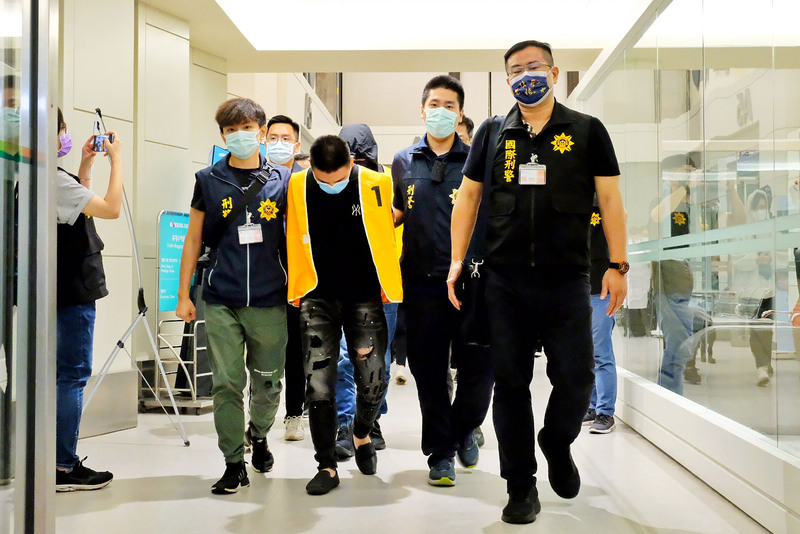 刑事局18日派3名幹員前往泰國，帶回疑涉人口販運案被留置當地的3名國人，其中楊男及鄧男有犯罪嫌疑，由警方持拘票拘提。(圖：中央社)