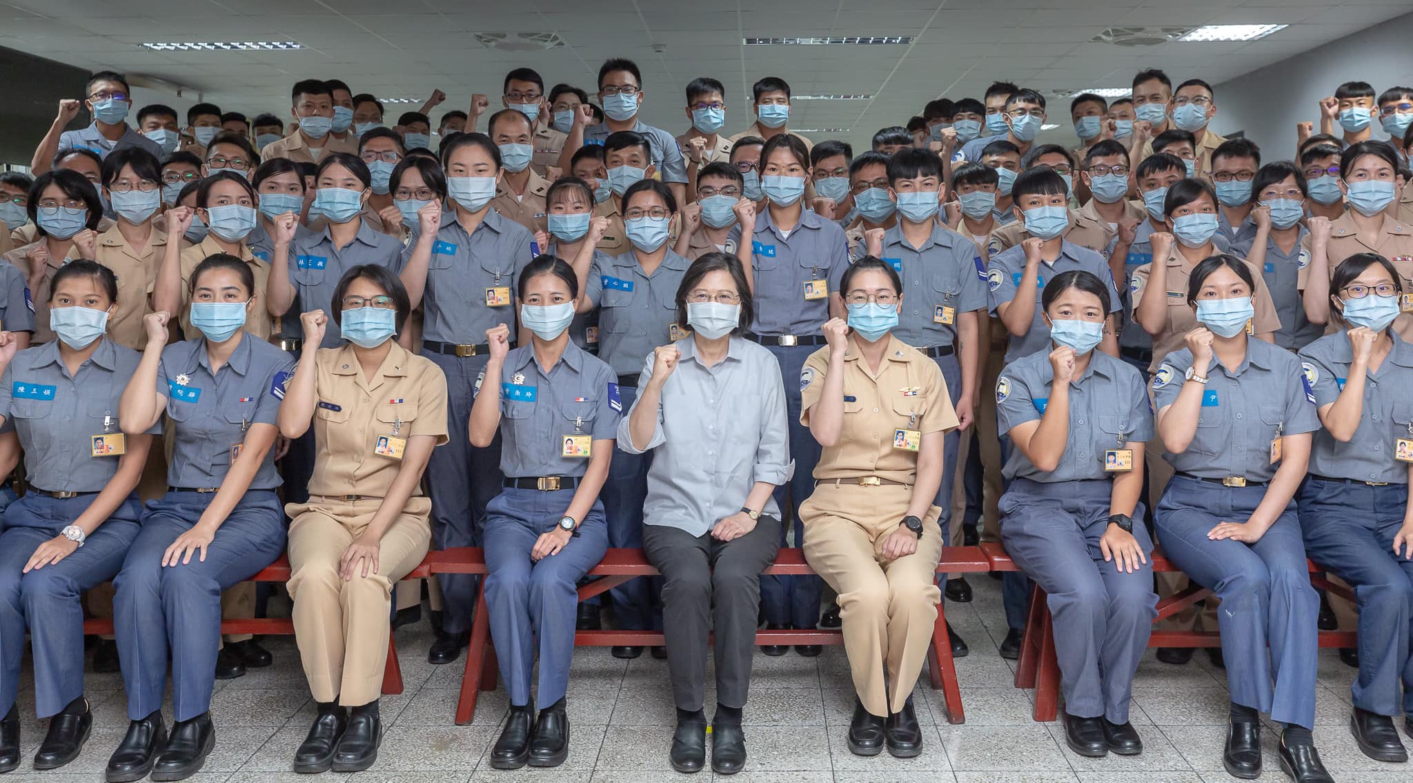 蔡英文總統18日傍晚前往宜蘭蘇澳勗勉海軍艦指部168艦隊，感謝國軍守護國人的日常。(圖:蔡英文臉書)