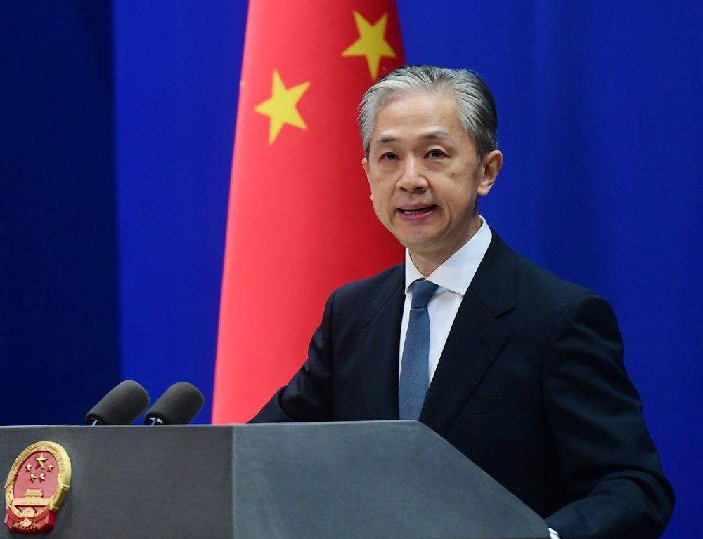 中國外交部發言人汪文斌表示，美國想要給中國送一頂發達（已開發）國家的帽子，這頂帽子中國戴不了。(圖：中國外交部推特)