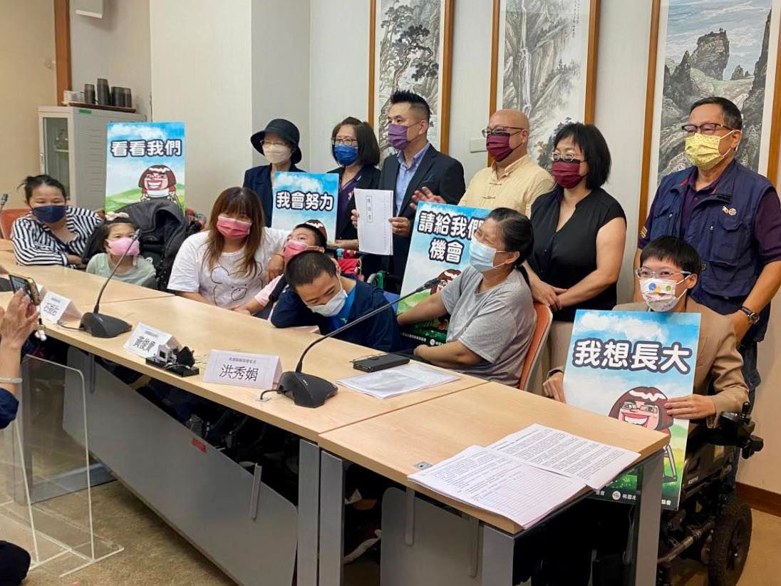 國民黨立委陳以信與腦麻團體18日在立法院舉行記者會，公布「呈請總統特赦年邁之重度腦性麻痺照顧者陳姓老翁案」連署，盼總統蔡英文發布特赦令，免去執行陳姓老翁入獄的刑罰。(圖:陳以信臉書)