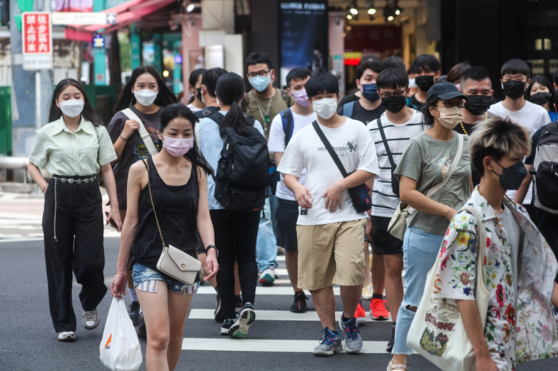確診隔離「5+N」新制將上路，對於外界期待隔離天數再縮短為3天，專家表示目前不宜。圖為台北西門町商圈的民眾配戴口罩防疫。(示意圖/圖:中央社)