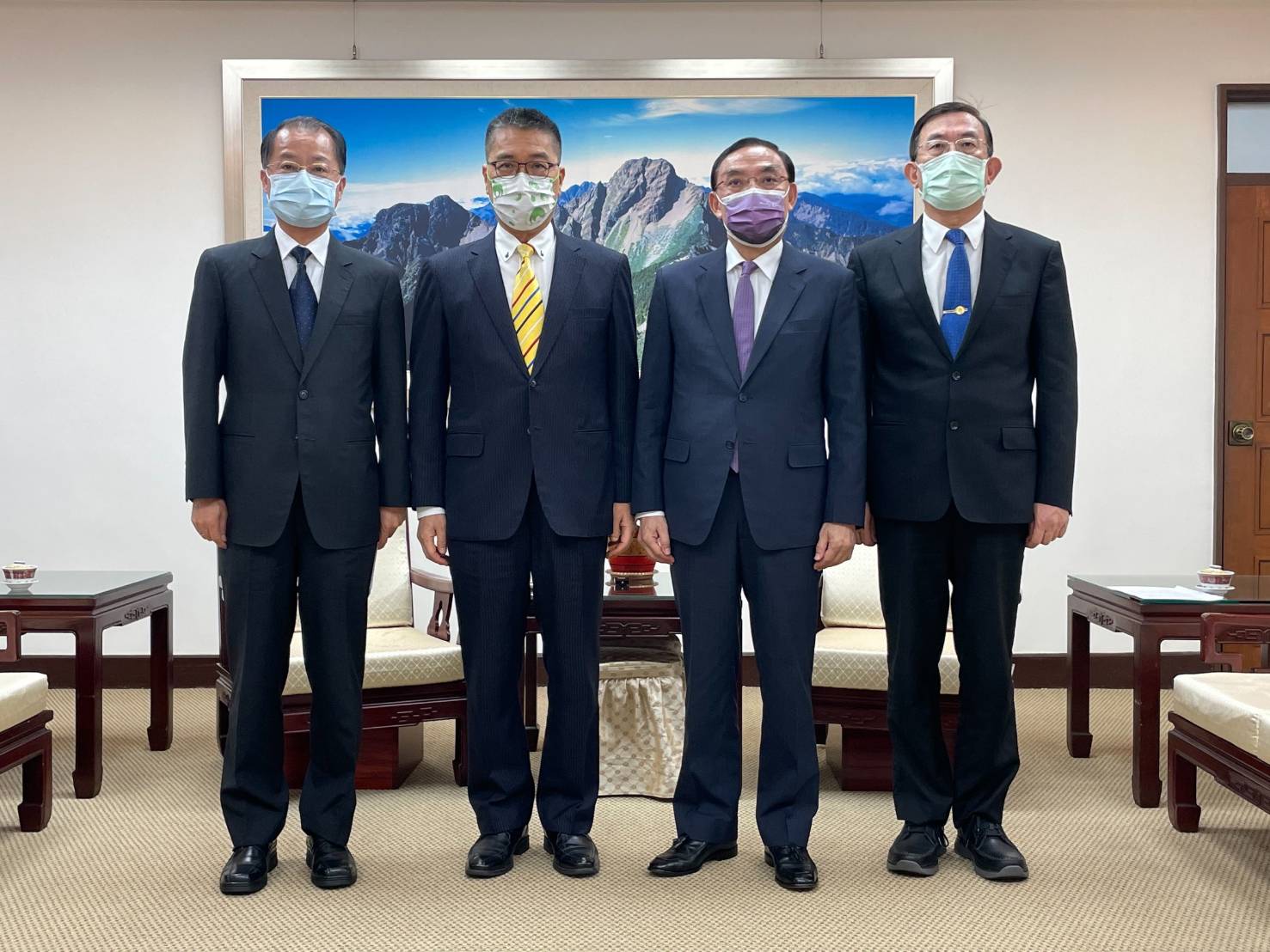 19日下午內政部警政署長黃明昭(左起)、內政部長徐國勇、法務部長蔡清祥及最高檢察署檢察總長邢泰釗，共同研商打擊策略及精進作為。(圖:內政部官網)
