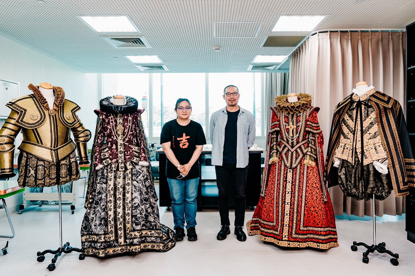 台灣與比利時合製的《唐卡洛》歌劇義語四幕版，將於10月底在衛武營世界首演，近300套華服19日開箱亮相，圖為衛武營藝術總監簡文彬(右)與服裝管理邱翊蕙(左)。(衛武營國家藝術文化中心提供)