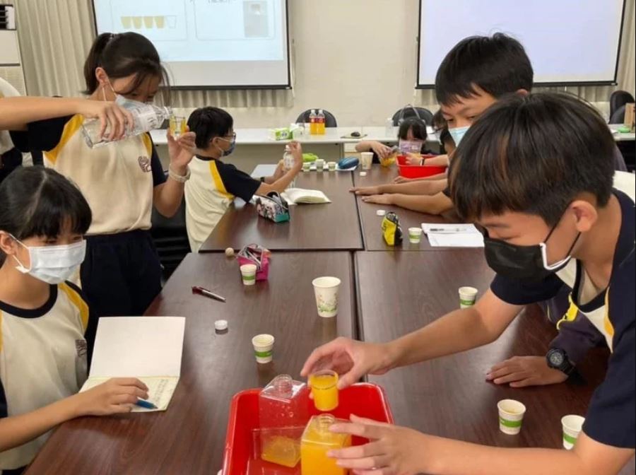 嘉義縣大同國小學生在課堂上以調製果汁方式，學習應用「比與比值」的觀念。(圖：教育部提供)