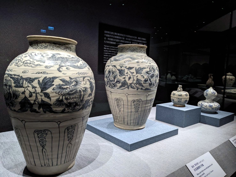 故宮南院20日起推出「千年南國－院藏越南主題文物」特展，包括1428年至1527年越南黎初朝的青花鳳凰牡丹瓶。（故宮南院提供） (圖：中央社)