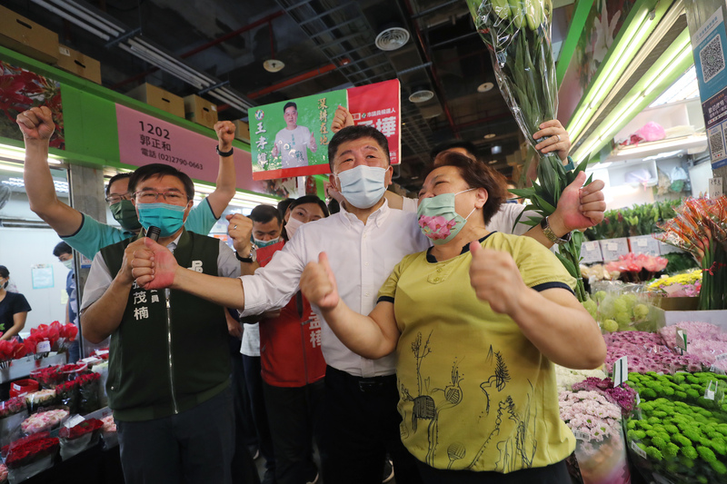 民進黨台北市長參選人陳時中（前中）20日上午前往台北花卉批發市場掃街拜票。 (圖：中央社)