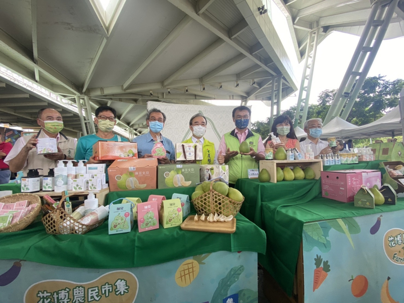 為推廣台灣文旦，農委會農糧署輔導台灣文旦主要產地農會組成台灣文旦大聯盟，20日在台北花博農民市集舉辦促銷活動，農委會主委陳吉仲（右3）、農糧署長胡忠一（左4）出席，呼籲民眾購買文旦，力挺農民。 (圖：中央社)