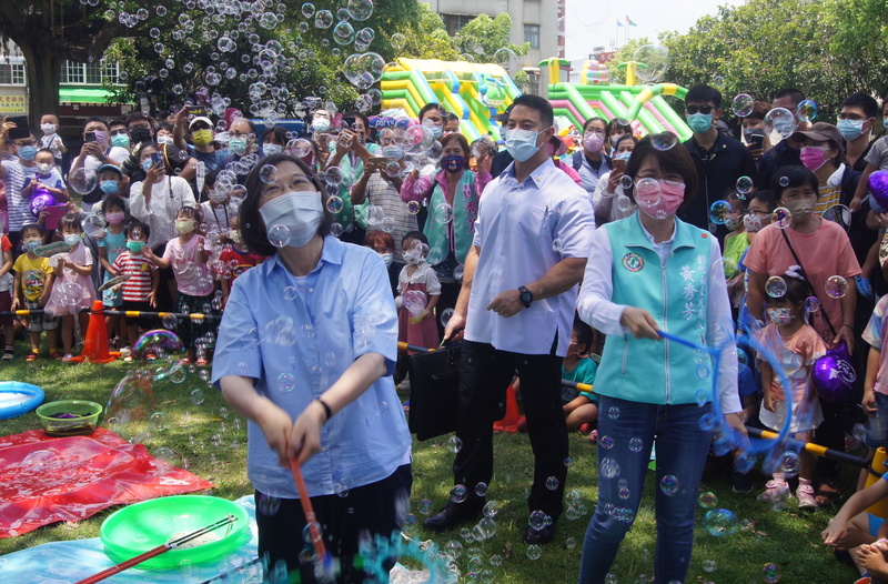 總統蔡英文（前左）20日上午到彰化市陽明公園出席民進黨彰化縣長參選人黃秀芳（前右）舉辦的親子巡迴列車活動。(圖：中央社)