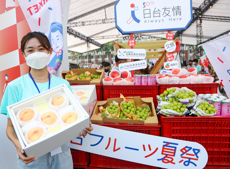 日台交流協會、農委會20日在凱達格蘭大道舉辦「台日水果夏祭」活動。(圖：中央社)