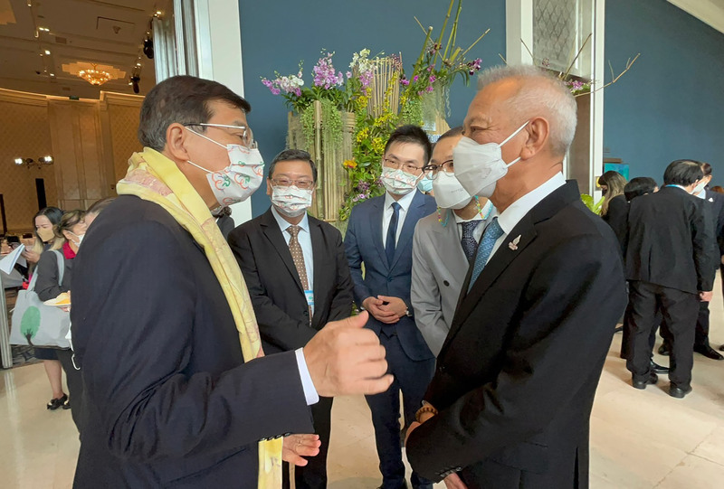 交通部長王國材（左）率團參加19日的第11屆亞太經濟合作會議（APEC）觀光部長級會議，並在場邊和泰國觀光部長皮帕（Phiphat Ratchakitprakarn）交談。(觀光局提供)(圖：中央社)