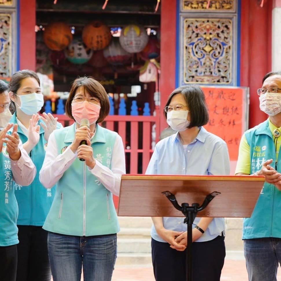 蔡英文總統今天(20日)到彰化縣陪同黨籍縣長參選人黃秀芳到宮廟參香並參加親子活動。(圖：蔡英文 FB)