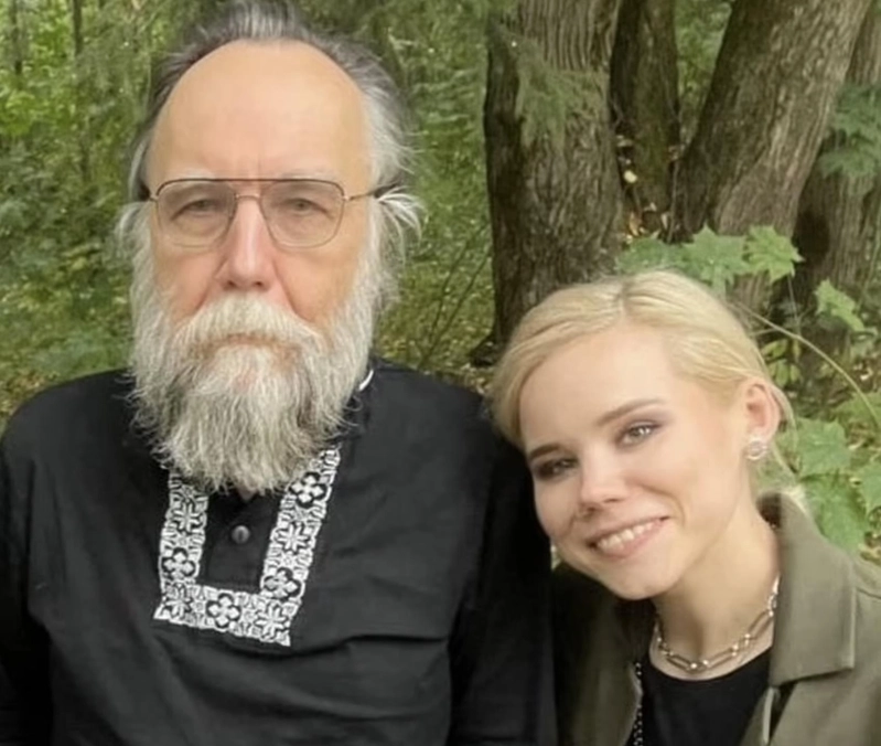 普亭親密盟友、極端民族主義學者杜金（Aleksandr Dugin，左）的29歲女兒杜吉娜(Darya Dugina)死於汽車爆炸案。（攝自推特）