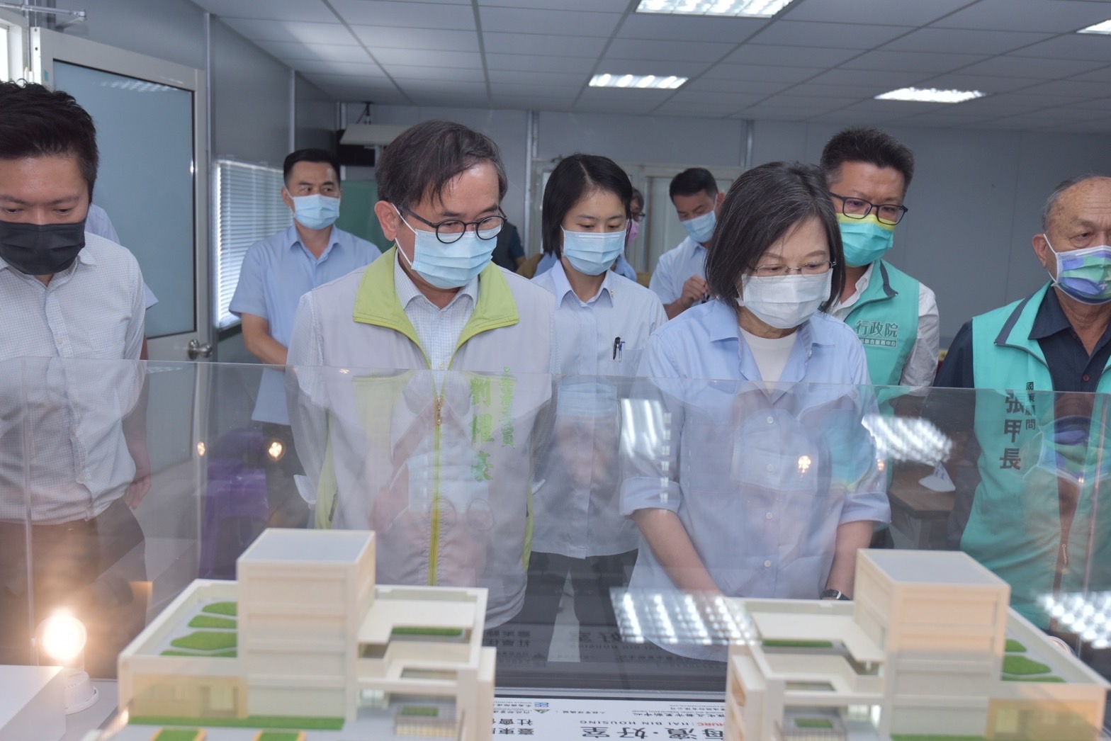 蔡英文總統今天(21日)前往台東視導「海濱好室社會住宅」建築基地時表示，積極推動社會住宅就是投資年輕人的未來、幫助弱勢家庭安心生活。（圖：劉櫂豪臉書)
