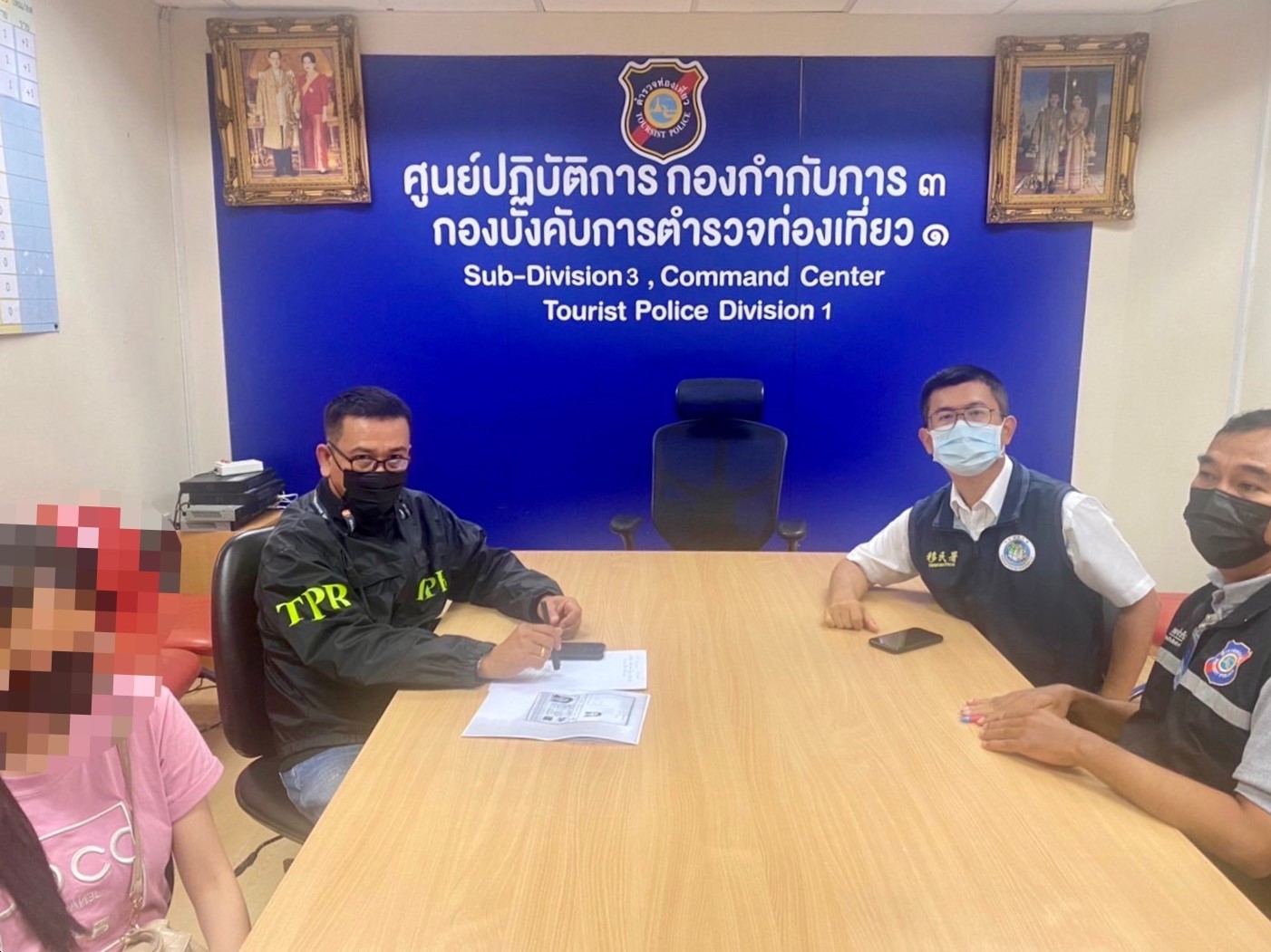 駐泰代表處協調泰國機場觀光警察，救援躲避人口販子的女性國人。(圖：駐泰國代表處提供)