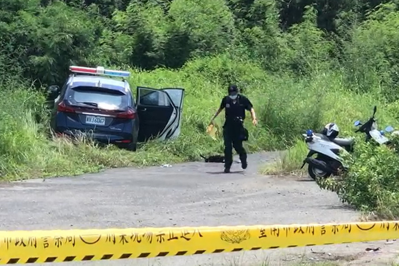 台南市2名員警22日上午疑似追緝贓車時，在安南區北汕尾三路遭攻擊傷重不治，警方隨後封鎖現場蒐證調查。（讀者提供）(圖：中央社)