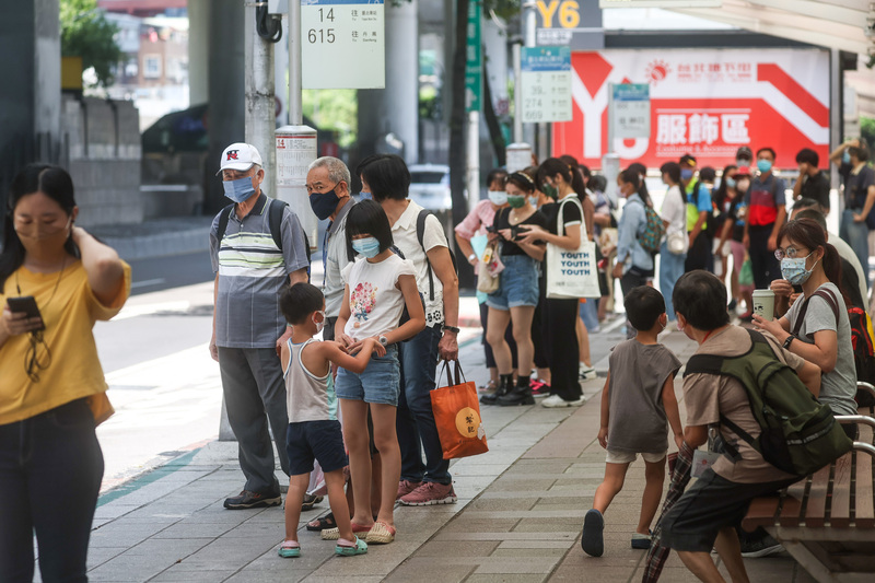台灣正面臨新一波BA.5疫情，專家表示冬天疫情恐將再起。圖為台北車站周邊站牌民眾配戴口罩等車。(示意圖/圖：中央社)