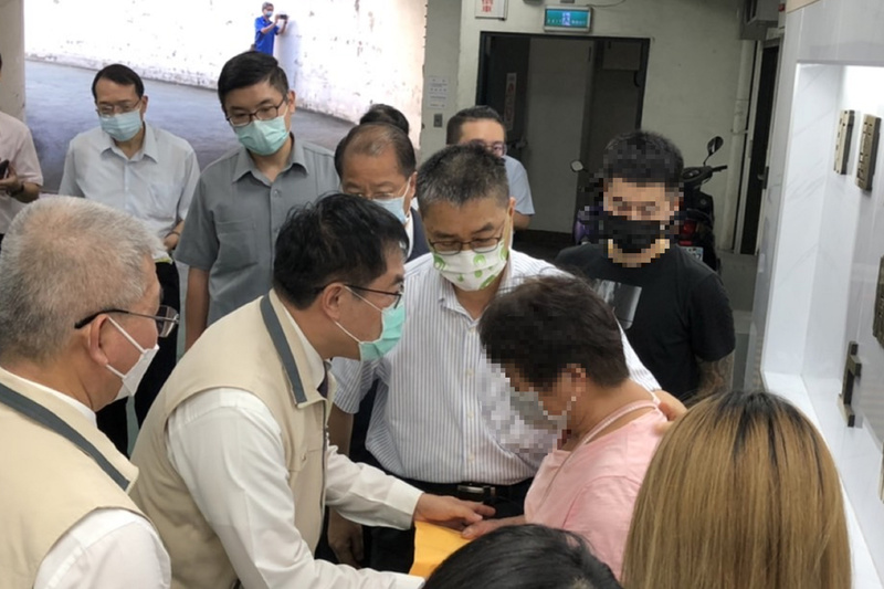 內政部長徐國勇（前左3）與台南市長黃偉哲（前左2）等人22日下午前往奇美醫學中心慰問殉職員警曹瑞傑家屬，致贈慰問金。 (圖：中央社)