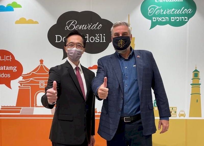 外交部北美司司長徐佑典（圖左）代表外交部於機場歡迎美國印第安納州州長侯康安（Eric Holcomb)（圖右）率團訪台。(外交部提供)