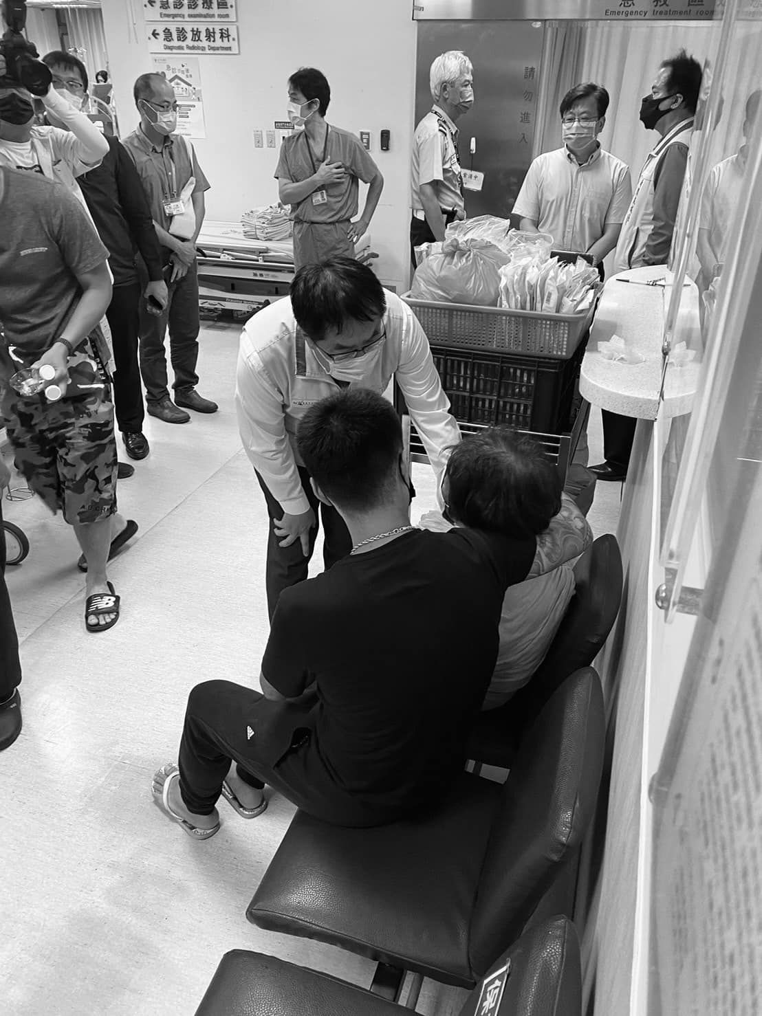 台南市長黃偉哲表示對於2名警察殉職，他非常難過，也請家屬節哀保重，市府將從優撫卹並全力協助家屬善後。(圖：黃偉哲臉書)