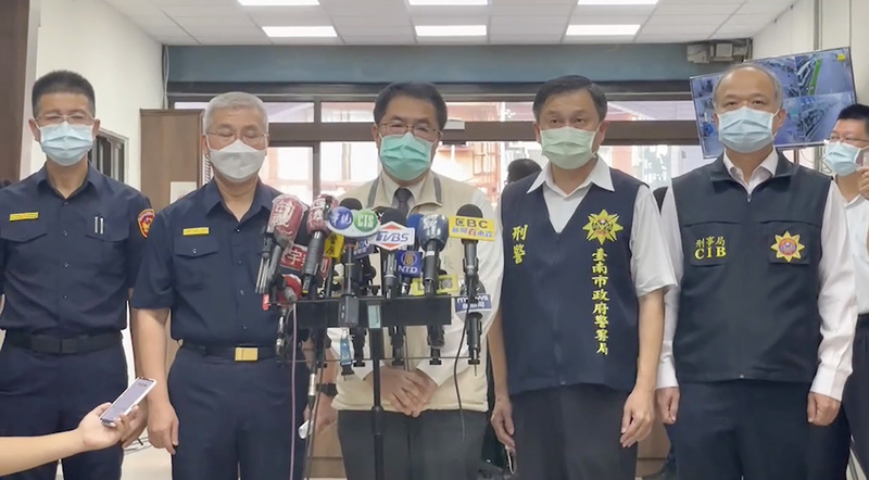 台南市警察局2名員警22日在追捕嫌犯過程中遭襲雙亡，警方23日在新竹逮捕凶嫌林信吾。台南市長黃偉哲（中）上午在破案記者會上表示，失去英勇員警，破案沒有一絲喜悅。(圖：中央社)