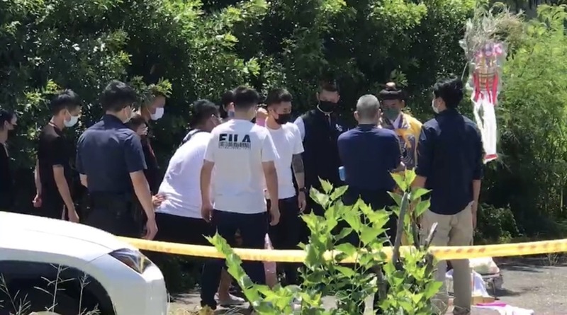 台南市警察局員警凃明誠、曹瑞傑遇襲雙亡，凶嫌林信吾落網；殉職員警家屬23日上午到命案現場進行招魂儀式，場面哀戚。（讀者提供） (圖：中央社)