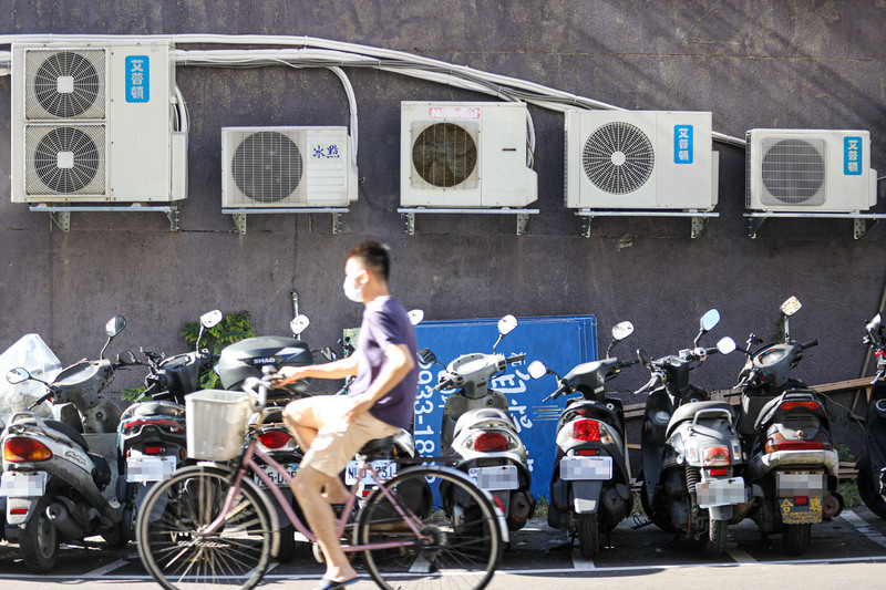圖為台北市文山區一處民宅外牆上一整排的空調室外機。示意圖。(圖：中央社)