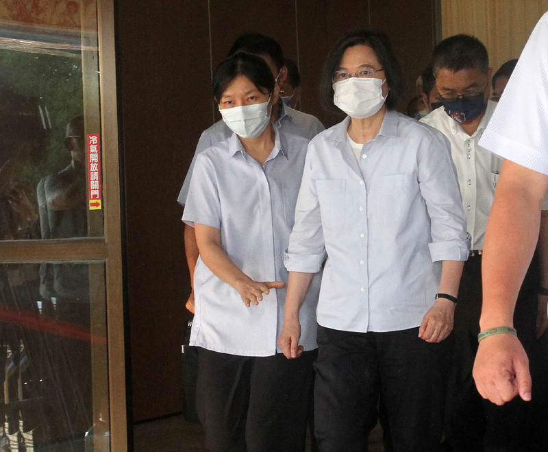 台南市2名警員22日遇襲雙亡，總統蔡英文23日下午前往台南市南區殯儀館慰問家屬。(圖：中央社)