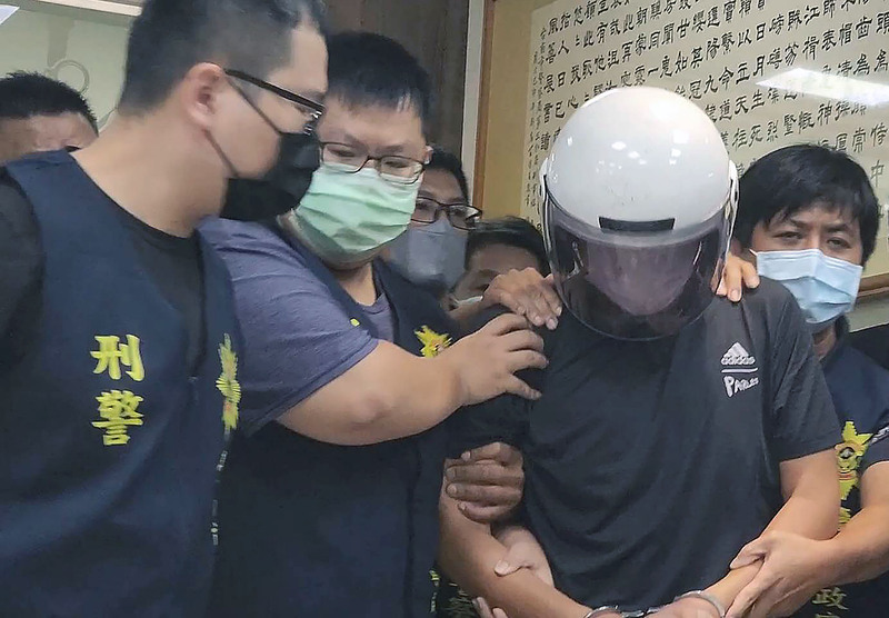 台南市2名員警昨天查緝贓車時遇襲殉職，警方23日凌晨在新竹市逮捕犯案後四處竄逃的凶嫌林信吾，台南地檢署複訊後晚間向台南地院聲請羈押。(圖:中央社)