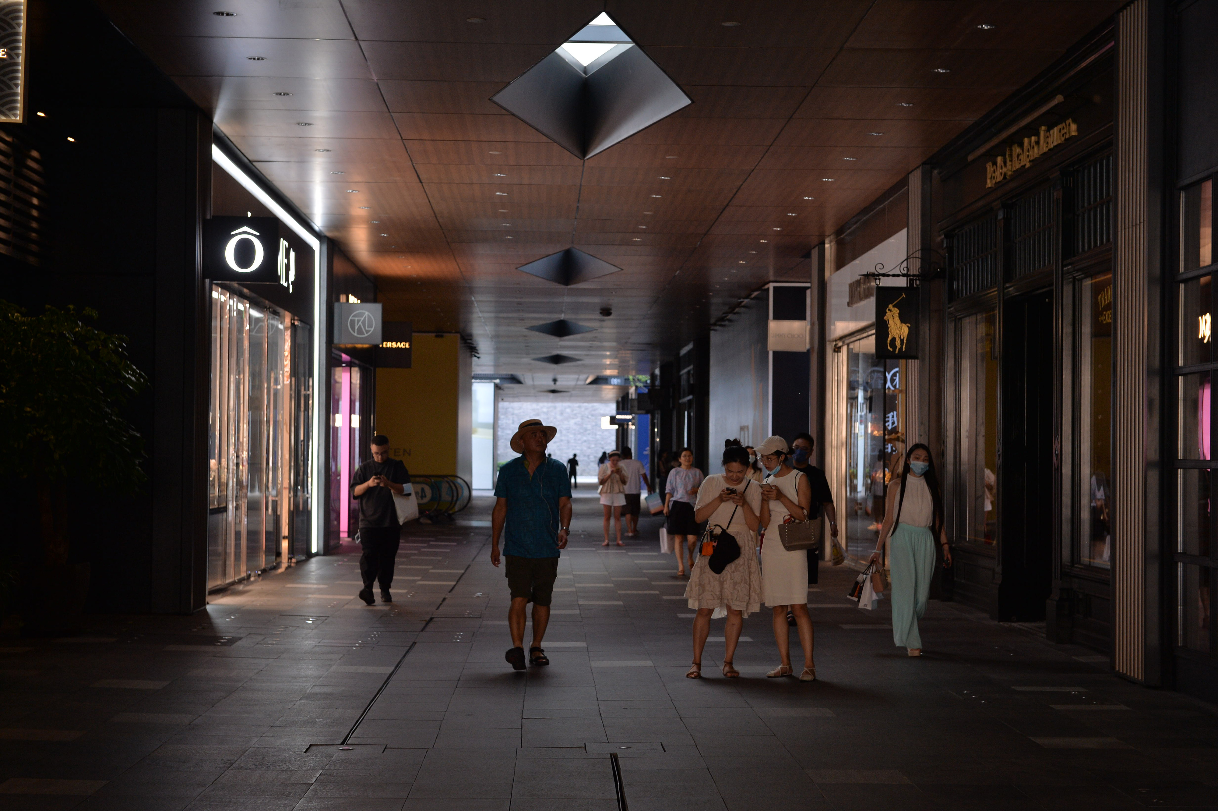 一家重慶廠商透露，電力限制措施延長了，具體恢復時間尚待通知。(AFP)