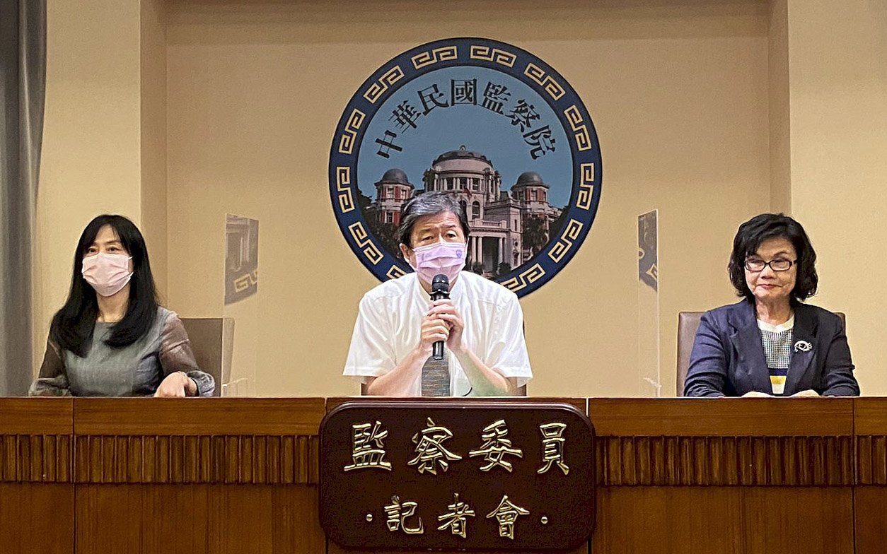 監察委員張菊芳(左起)、蔡崇義與王幼玲，23日召開記者會說明托育照顧體系問題如何危害兒童人權。(林詠青 攝)