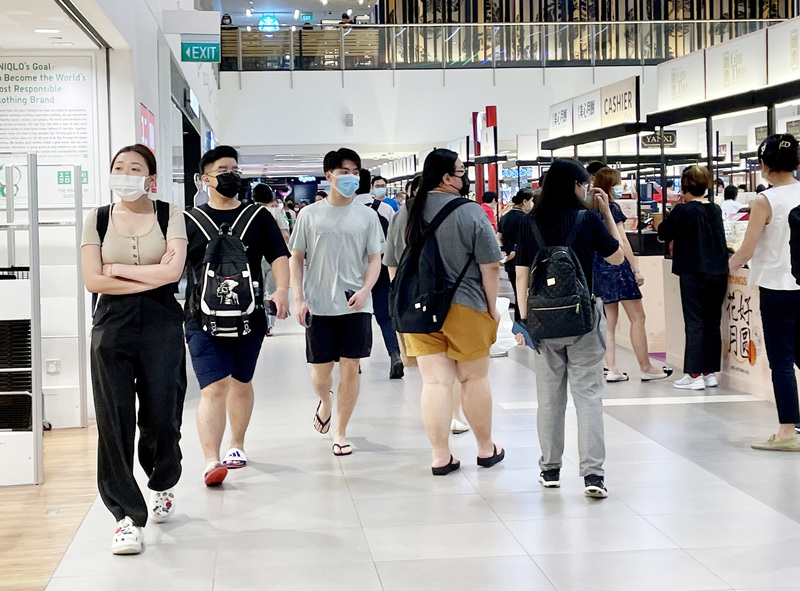 新加坡疫情穩定，29日起鬆綁室內口罩令，僅限醫療場所及搭乘大眾運輸工具時才強制戴口罩。圖為當地一家商場內的人潮。(圖：中央社)