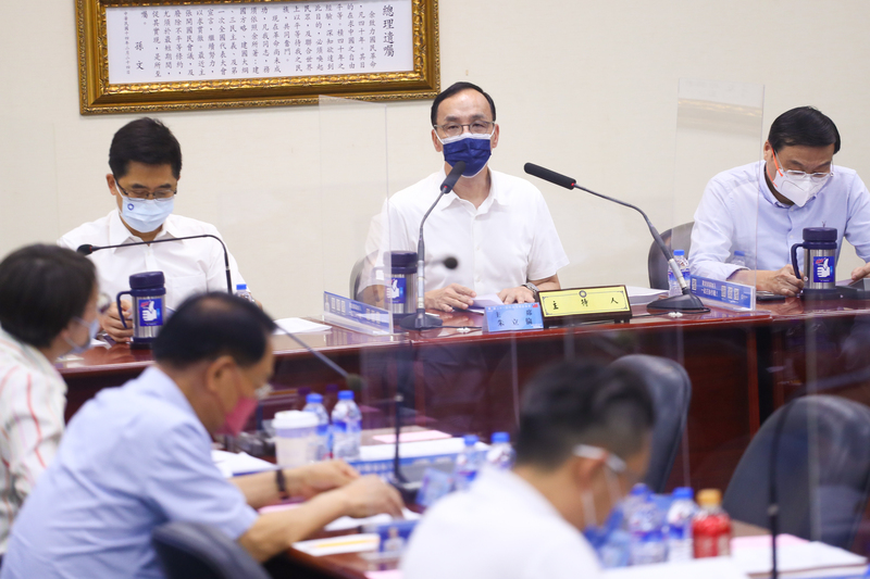 中國國民黨24日在中央黨部舉行中常會，由黨主席朱立倫(後中)主持。(圖：中央社)