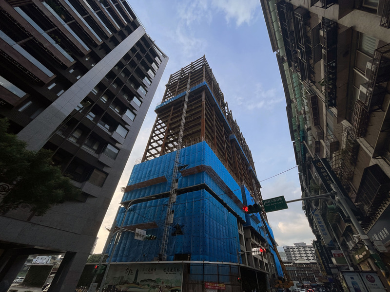 圖為台北市北投區正在興建中的大樓。(圖：中央社)