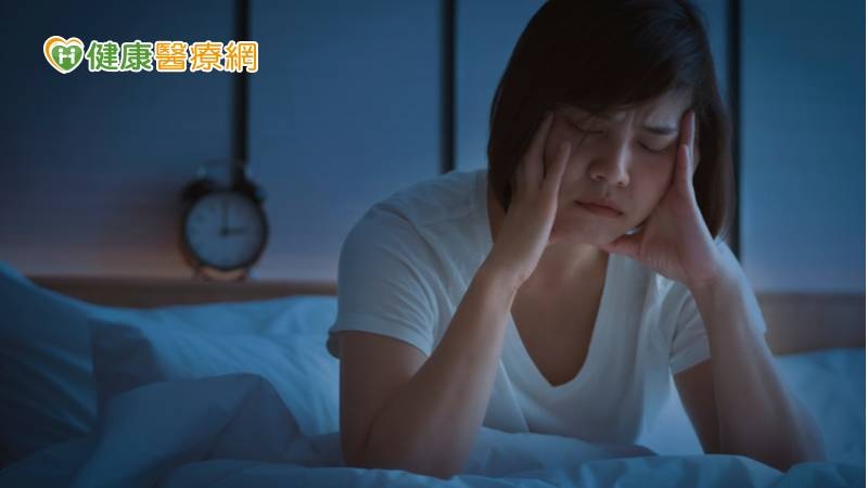 病患許小姐常感覺很累卻很難入眠，到天快亮才入睡，又要上班，弄得精神不濟，身心俱疲，經5次高壓氧治療後，已經不再失眠，精神狀況也逐漸恢復。(圖：健康醫療網 提供)