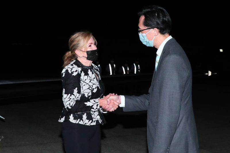 美國聯邦參議員布蕾波恩（Marsha Blackburn，圖左）25日至27日訪台，外交部對布蕾波恩來訪表達誠摯歡迎。（外交部提供） (圖：中央社)